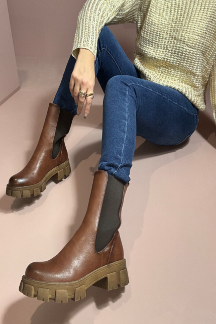 Καφέ Chelsea Boots με Τρακτερωτή Σόλα & Λάστιχο